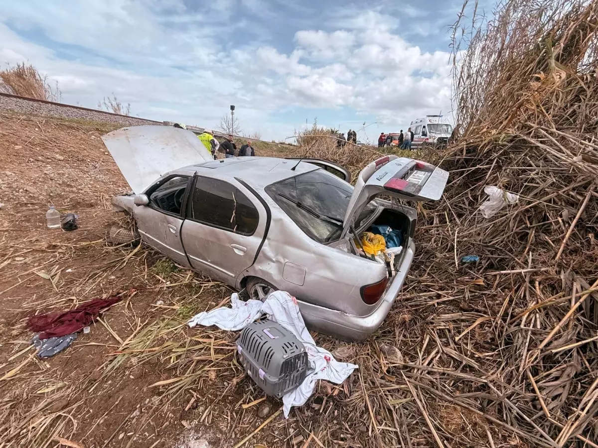 Nazilli'de Otomobil Şarampole Devrildi: 2 Yaralı