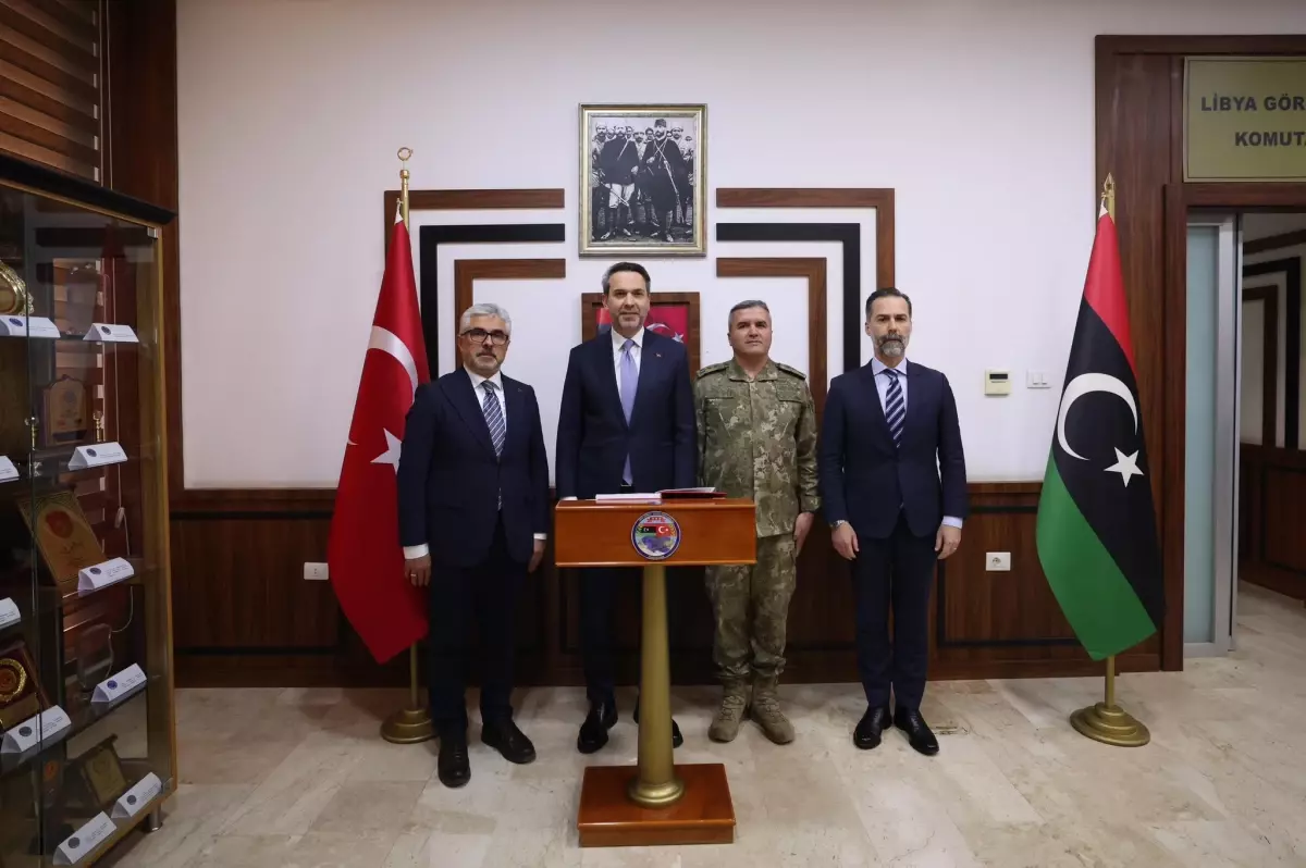 Bakan Bayraktar, Trablus'ta Libya Görev Grubu Komutanlığı'nı ziyaret etti