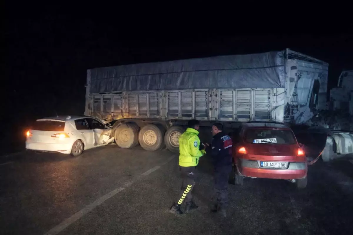 Bandırma'da otomobiller sisli yolda tır dorsesine çarptı: 8 yaralı