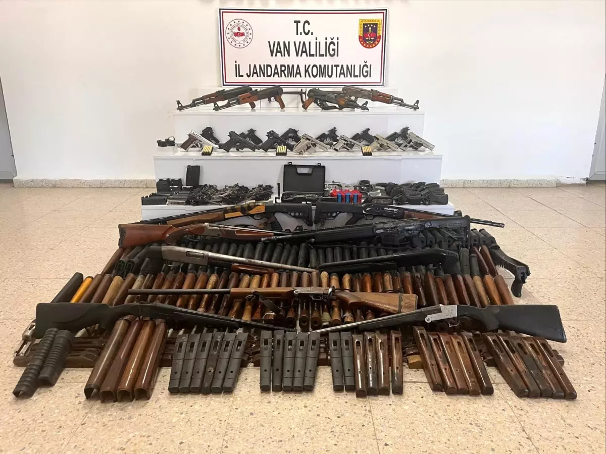 Başkale'de silah ve mühimmat ele geçirildi