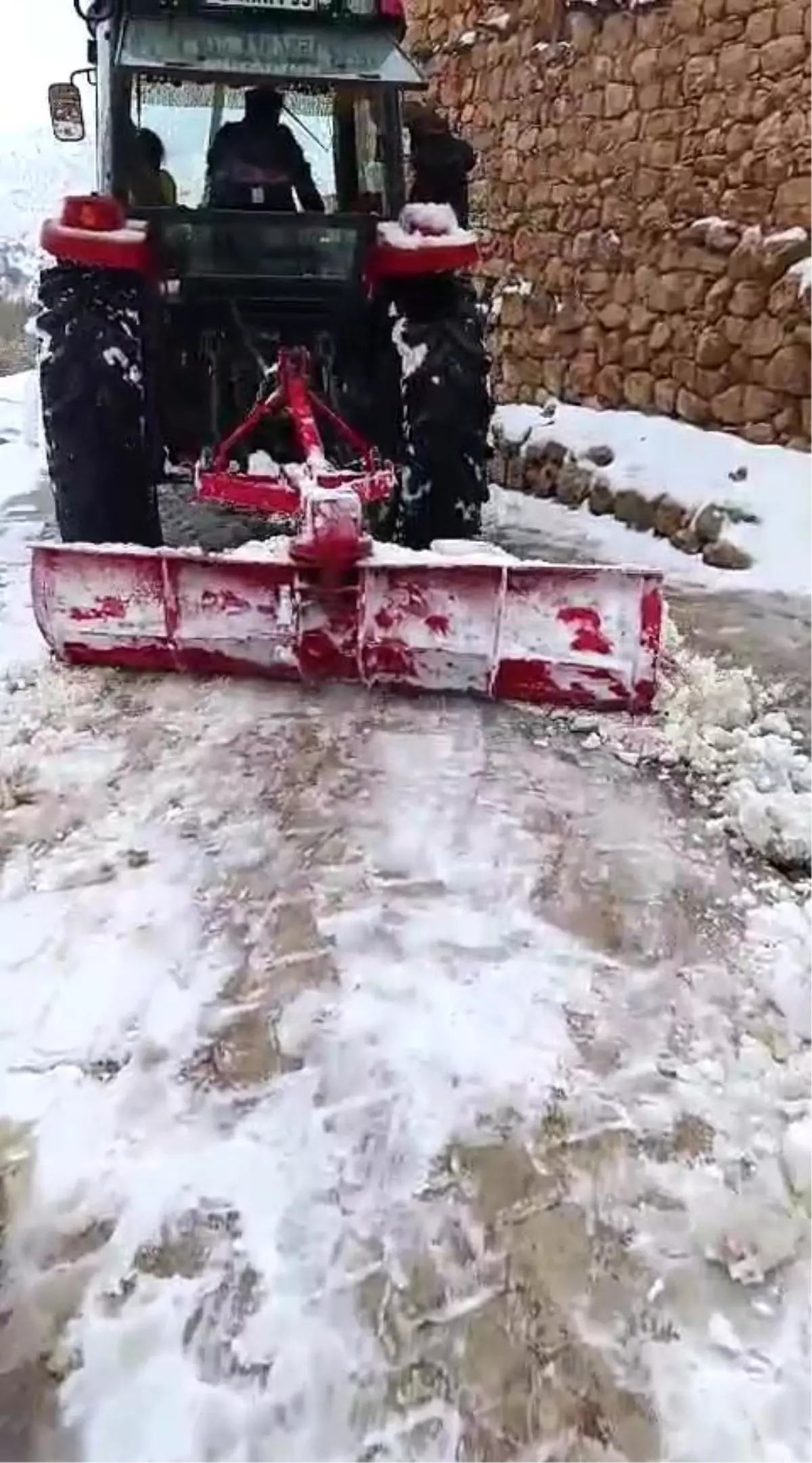 Batman'da muhtar, yolun kapanmaması için traktörle kar birikintilerini temizledi