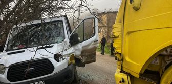 Bilecik'te kamyonla kamyonetin çarpıştığı kazada 4 kişi yaralandı