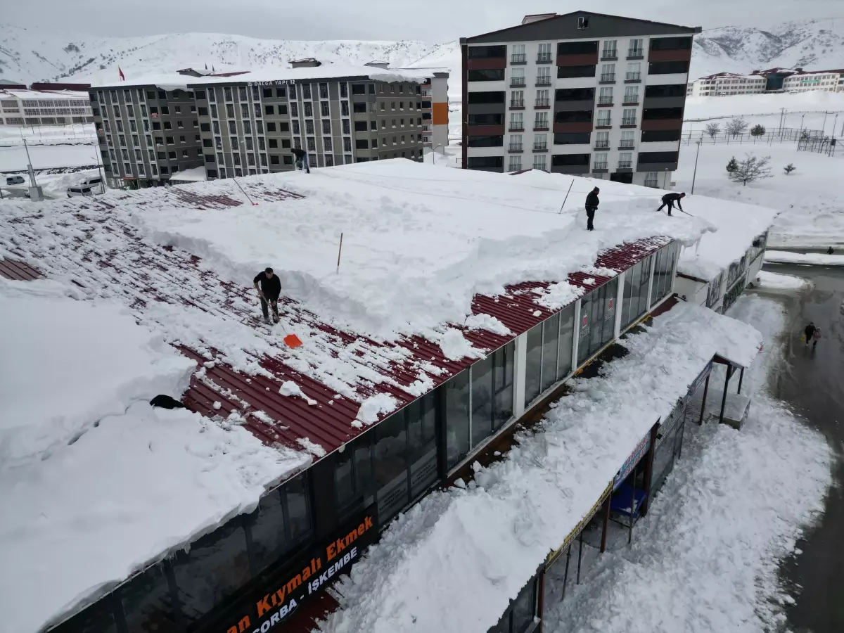 Bitlis'te çatılarda biriken karlar temizleniyor