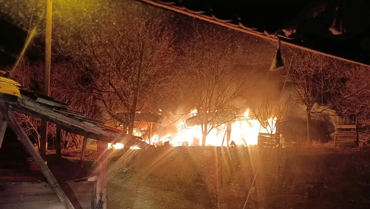Boyabat'ta müstakil evin garajında çıkan yangında traktör ve tarım aletleri yandı