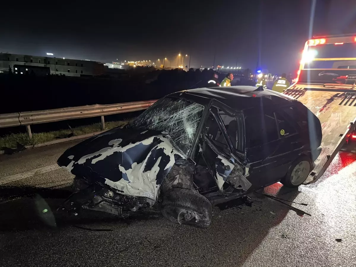 Bursa'da bariyerlere çarpan otomobildeki 2 kişi yaralandı