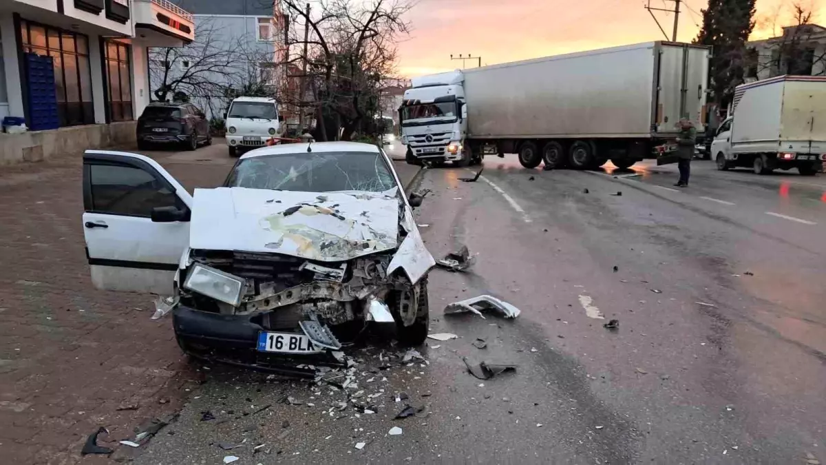 Bursa'da karşı şeride geçen tır, otomobille kafa kafaya çarpıştı