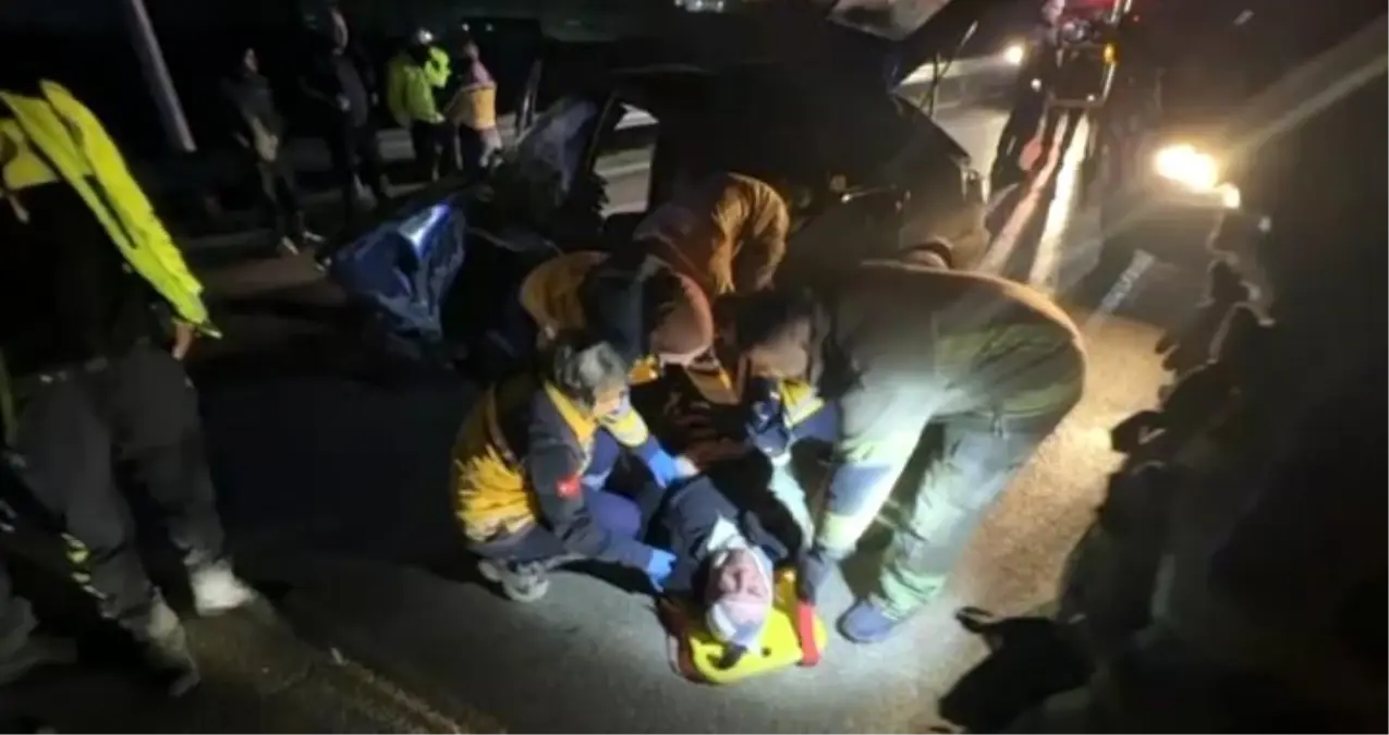 Bursa'da sabah saatlerinde korkunç kaza: Bariyerlere çarpan araçta 2 kişi ağır yaralandı