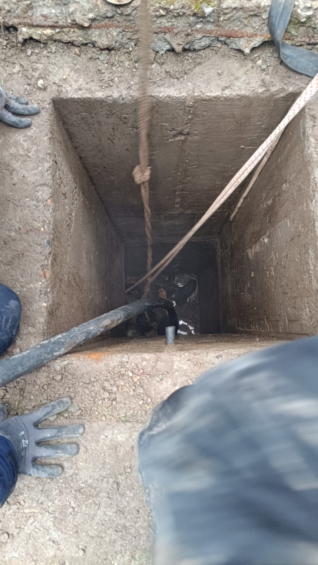 bursa da su kuyusunu temizleyen baba ve oglu 19502128 4162 m