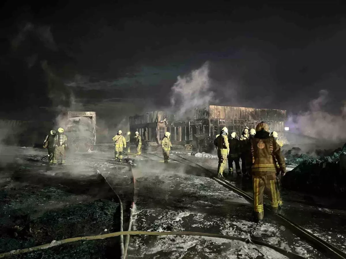 Büyükçekmece'de depoda çıkan yangın söndürüldü