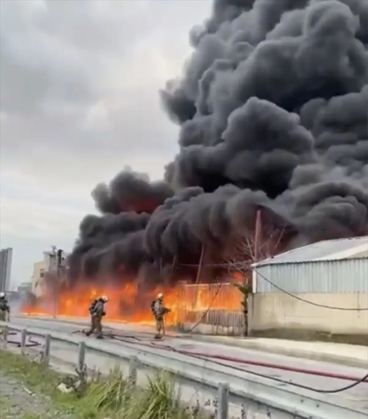 Büyükçekmece'de fabrikanın açık alanındaki yangına itfaiye müdahale ediyor