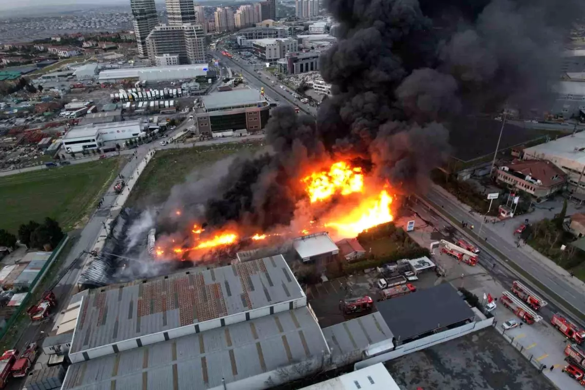 Büyükçekmece'de plastik kasa üretimi yapan fabrikada yangın