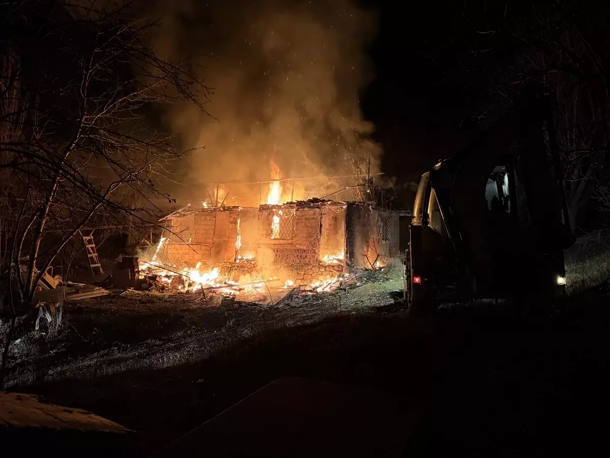 Çorum'da çıkan yangında ev ve depo kullanılamaz hale geldi