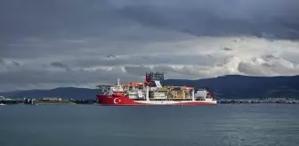 Derin deniz sondaj gemisi 'Yıldırım' Çanakkale Boğazı'ndan geçti