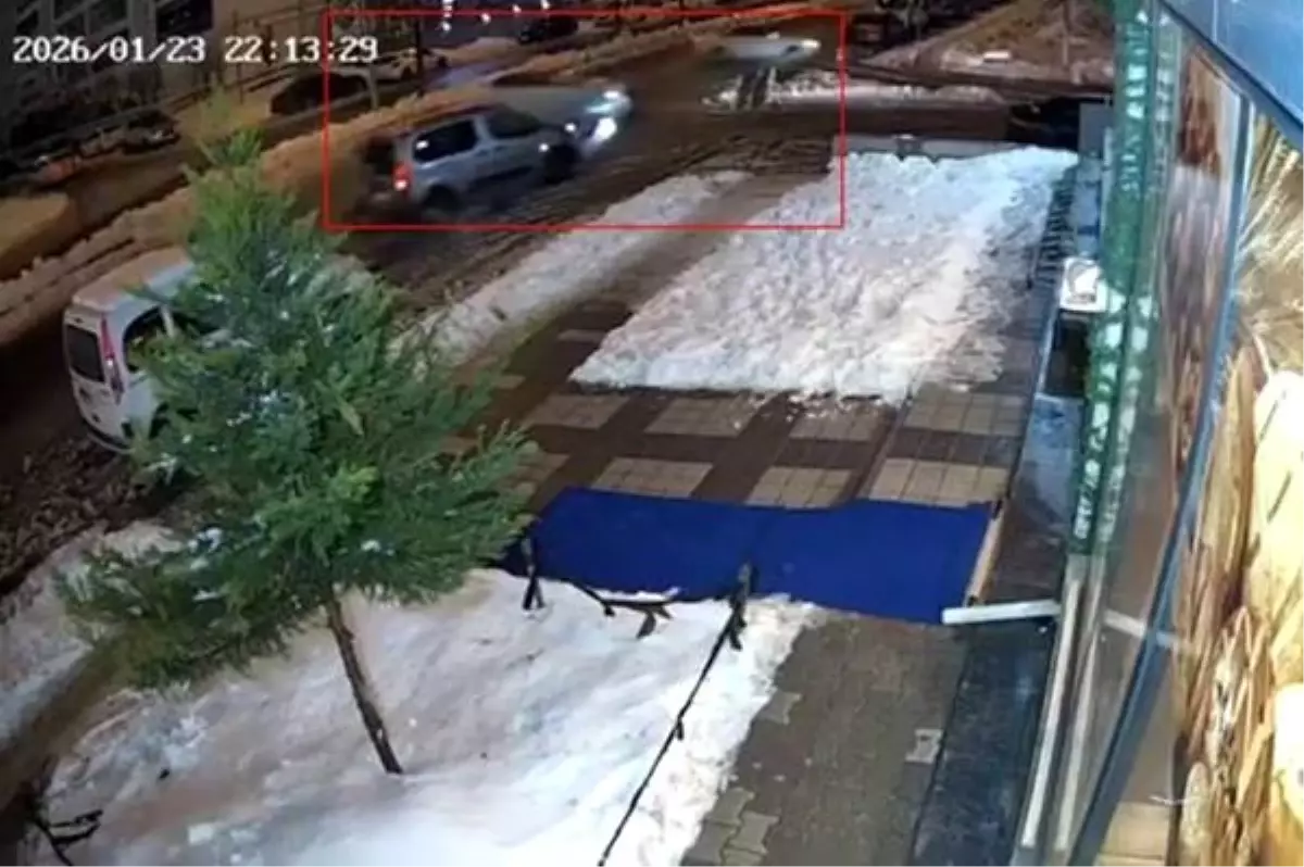 Diyarbakır'da 6 aracın karıştığı zincirleme kaza kamerada: 3 yaralı