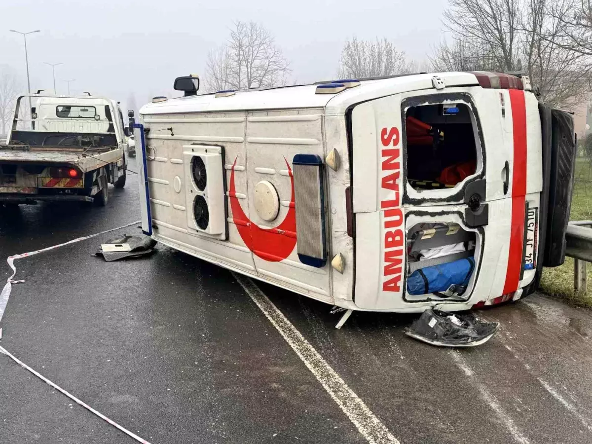 Düzce'de ambulans devrildi: 2 yaralı