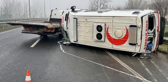 Düzce'de devrilen ambulansta sürücü ile sağlık personeli yaralandı