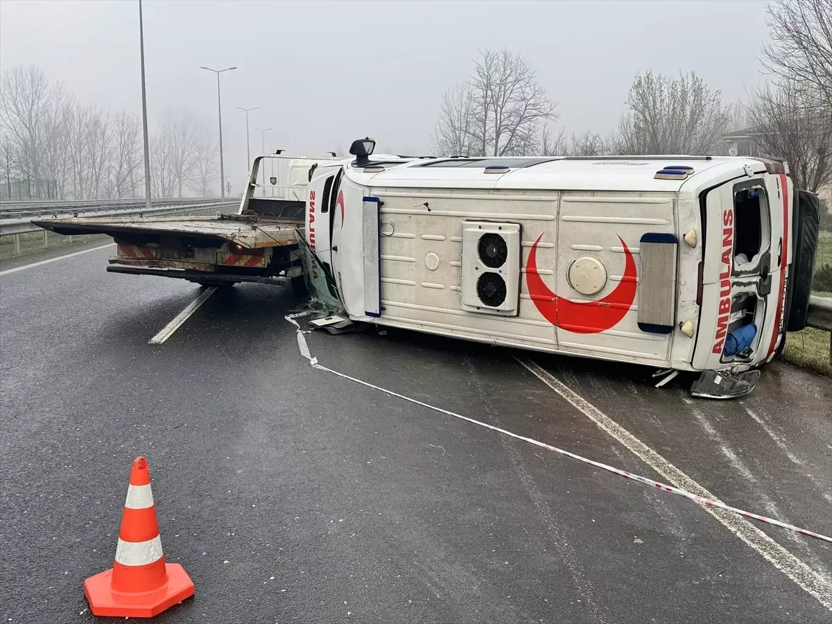 Düzce'de devrilen ambulansta sürücü ile sağlık personeli yaralandı