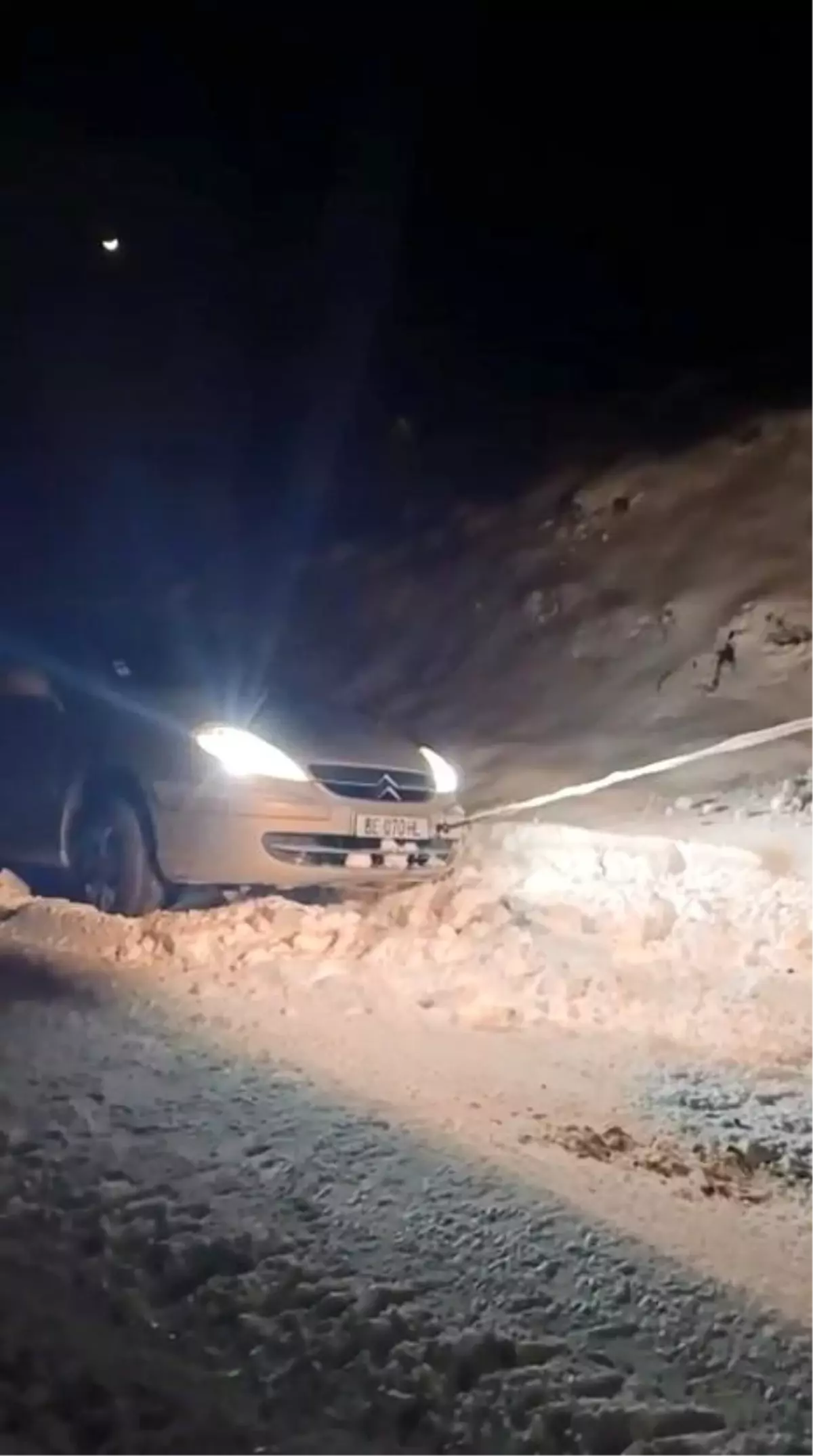 Elazığ'da yolda mahsur kalan araç kurtarıldı