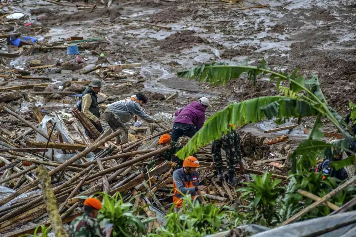 Endonezya'daki toprak kaymasında can kaybı 16'ya yükseldi
