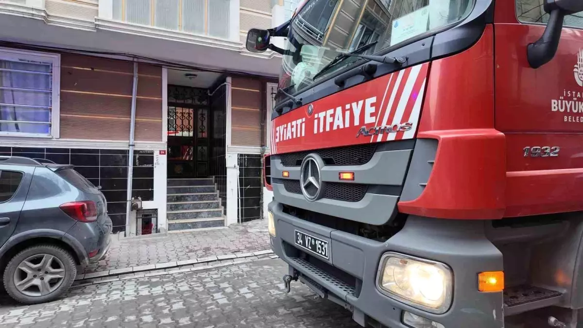 Esenyurt'ta sinir krizi geçiren kadın bir otomobilin üzerine çıkarak zıpladı: O anlar kamerada