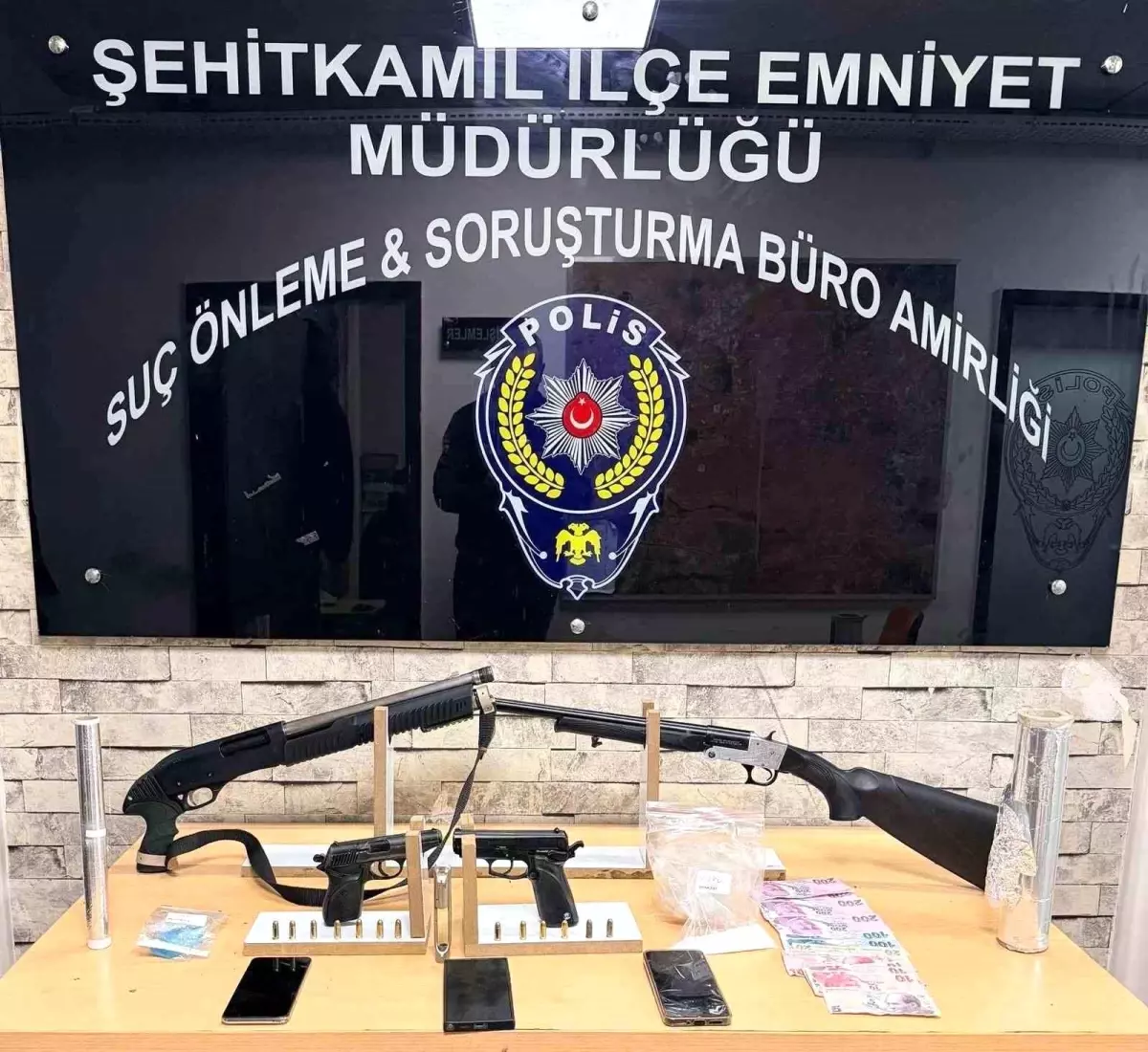 Gaziantep'te ruhsatsız 2 tüfek ile 8 tabanca ele geçirildi: 5 gözaltı