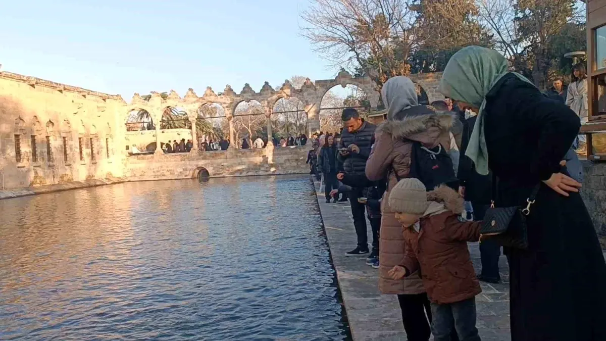 Güneşi gören soluğu Balıklıgöl'de aldı