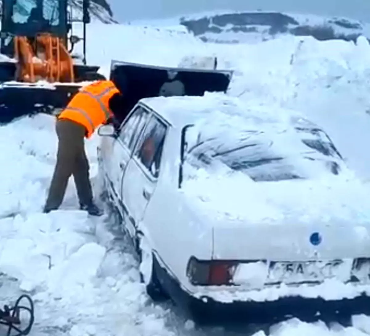Hayvanlar aç kalmasın diye çıktığı yolda ölümden döndü