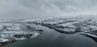 Kar yağışıyla beyaza bürünen Ilısu Barajı'nın çevresi dronla görüntülendi