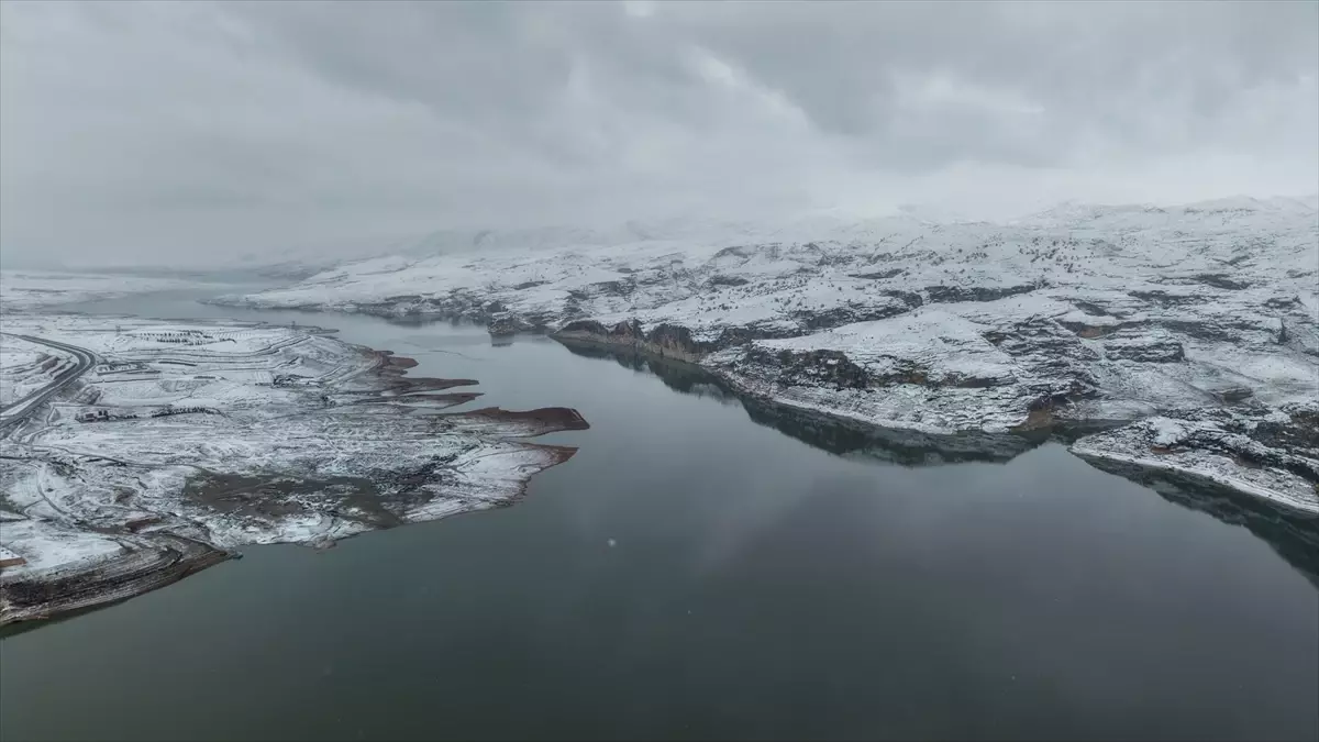 Kar yağışıyla beyaza bürünen Ilısu Barajı'nın çevresi dronla görüntülendi