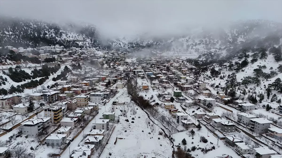 Kar yağışıyla beyaza bürünen Sertavul Yaylası dronla görüntülendi