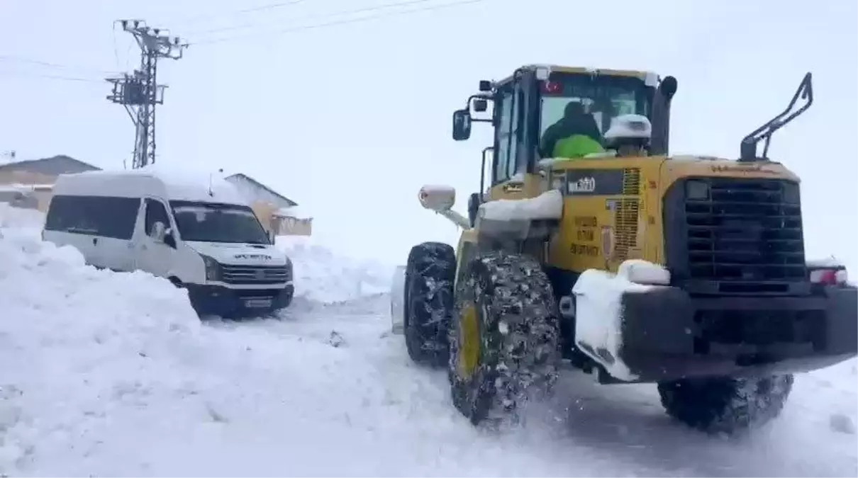 Kar yolları kapattı, cenaze 5 saattik mücadele sonrası defnedilebildi