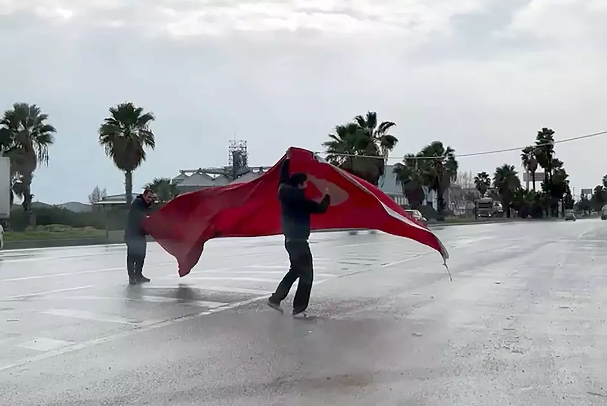 Kara yoluna düşen Türk bayrağını katlayıp, kaldırdılar