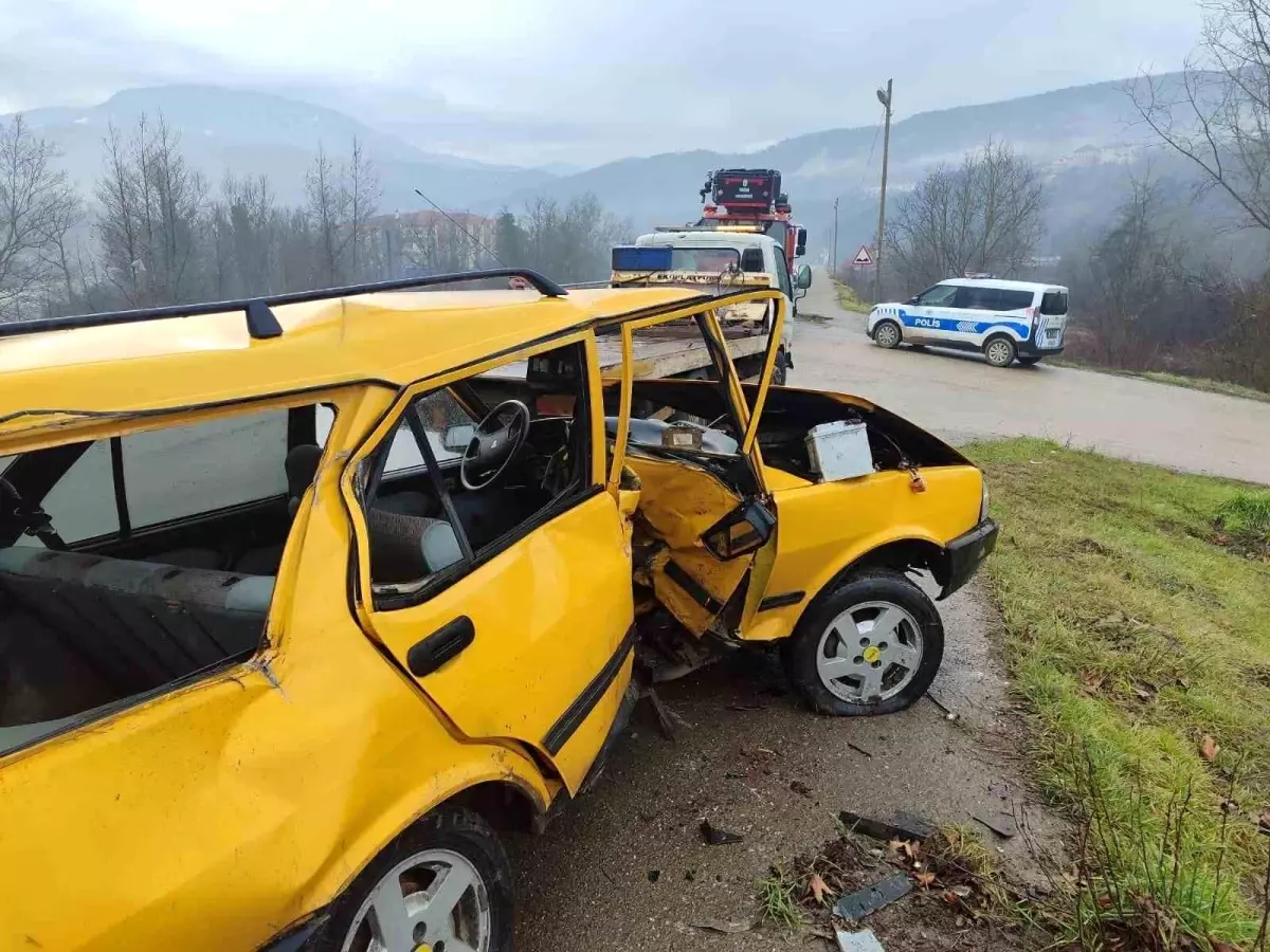 Karabük'te otomobil demir bariyere çarptı: 1 yaralı