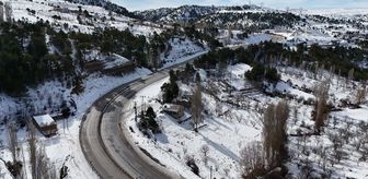 Karaman'da kar yağışıyla beyaza bürünen köyler dronla görüntülendi
