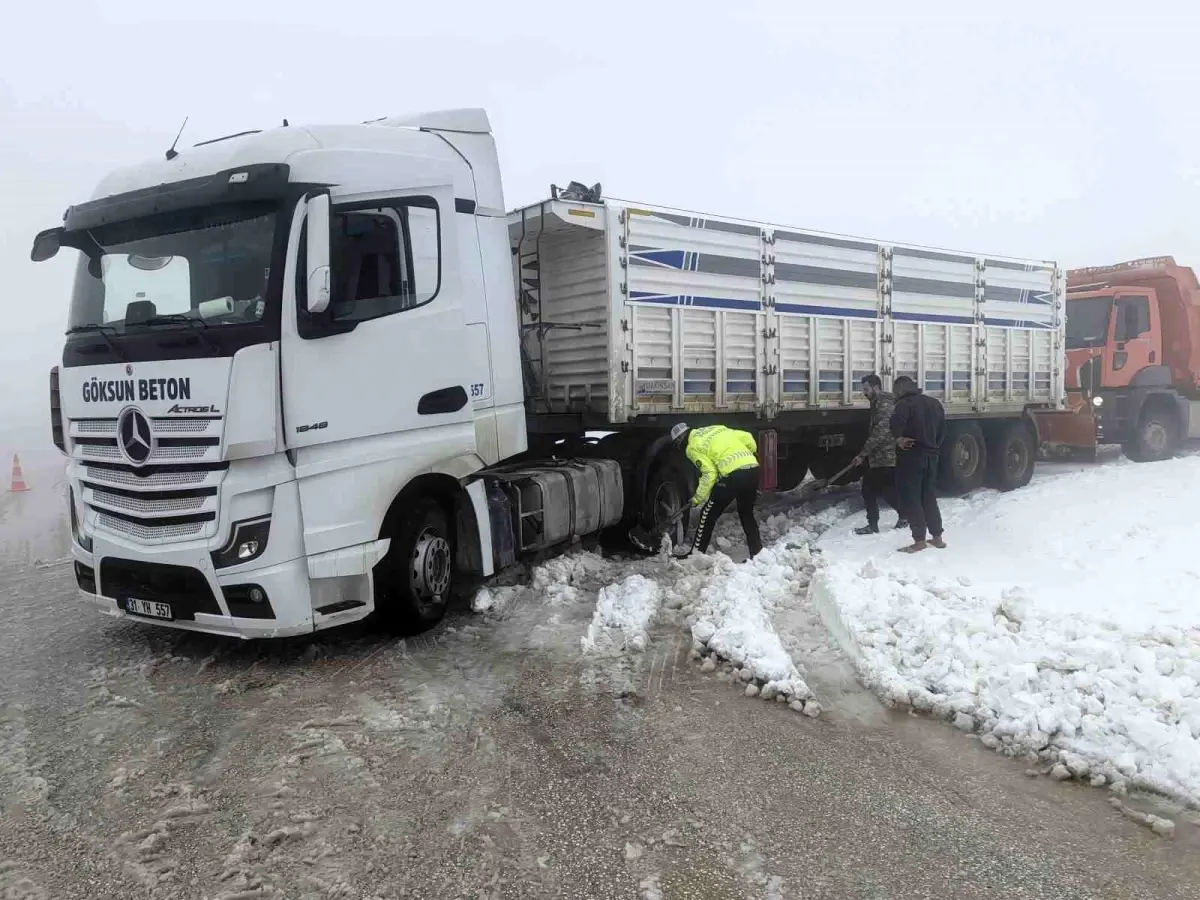 Karla kaplı yollarda mahsur kalan vatandaşların yardımına polis koştu