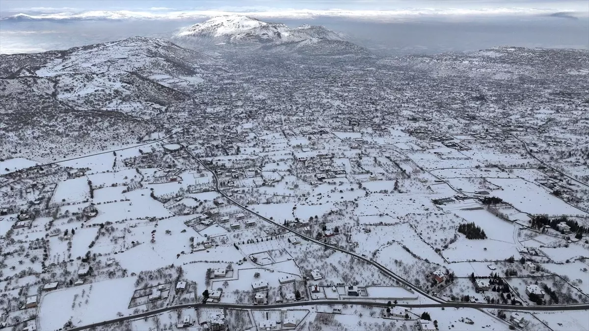 Kayseri'nin kar altında kalan tarihi ve doğal güzellikleri dronla görüntülendi