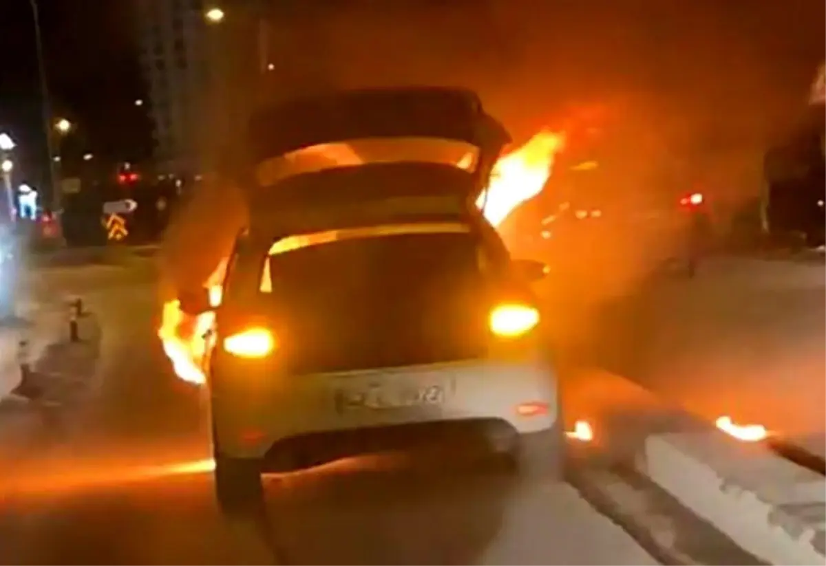 Konya'da seyir halindeki otomobil alev aldı