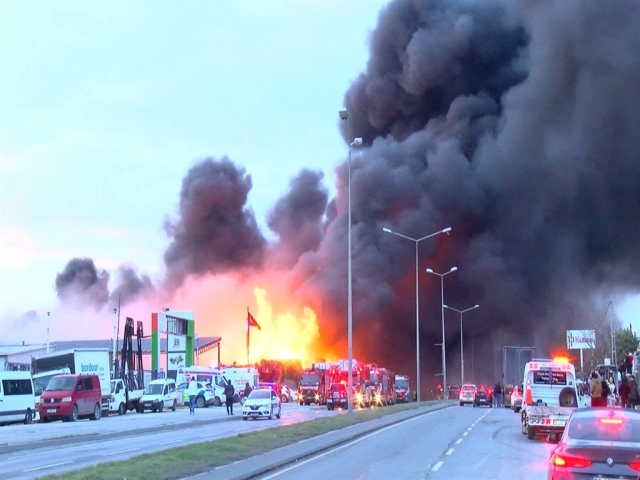 Korkunç görüntüler! Dumanlar gökyüzünü kapladı