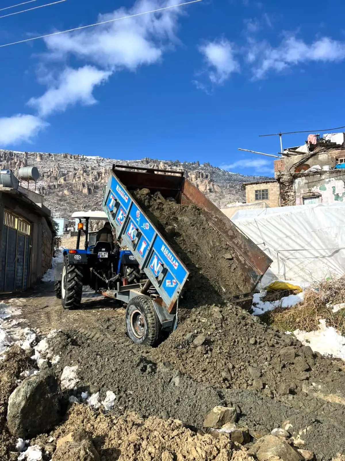 Köylüler el ele verdi, yarım bırakılan yolu birlikte yaptı