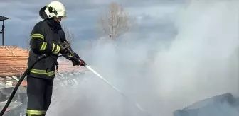 Kütahya'da mobilya atıklarının bulunduğu depoda çıkan yangına müdahale ediliyor