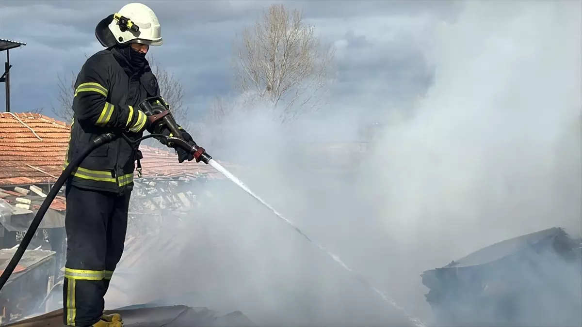 Kütahya'da mobilya atıklarının bulunduğu depoda çıkan yangına müdahale ediliyor