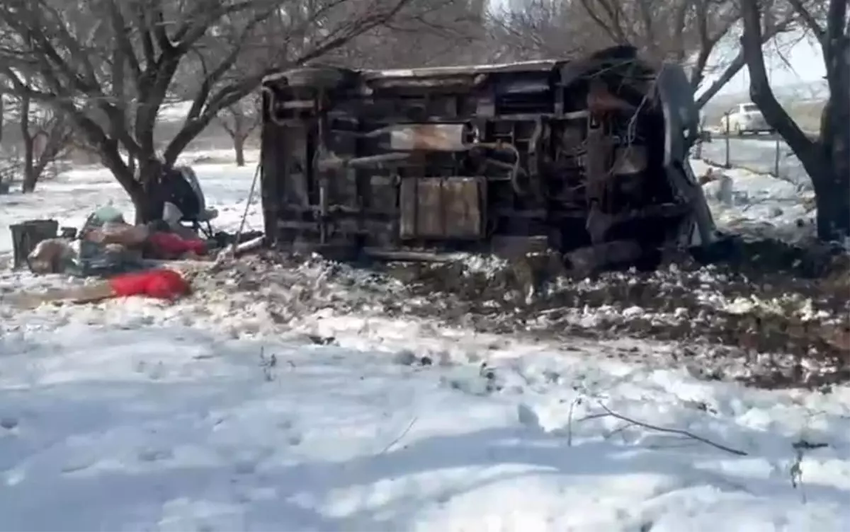 Malatya'da kontrolden çıkan minibüs kayısı bahçesine uçtu