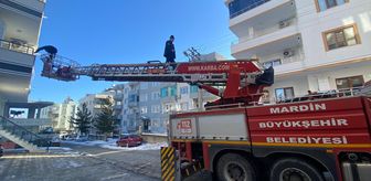 Midyat'ta balkonda mahsur kalan kadını itfaiye ekipleri kurtardı