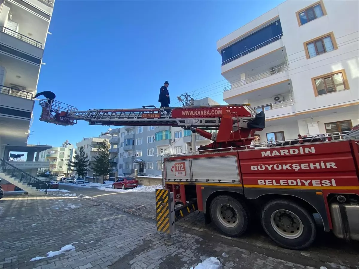 Midyat'ta balkonda mahsur kalan kadını itfaiye ekipleri kurtardı