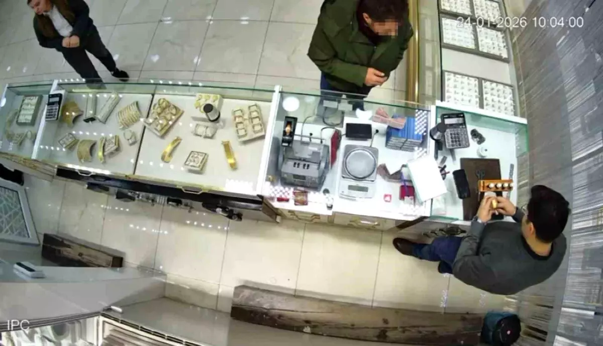 Sahte bilezikleri verip pazarlıkla fazla altın almak isterken yakalandı