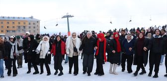 Samsun'da düzenlenen festivalde 1 ton hamsi ikram edildi