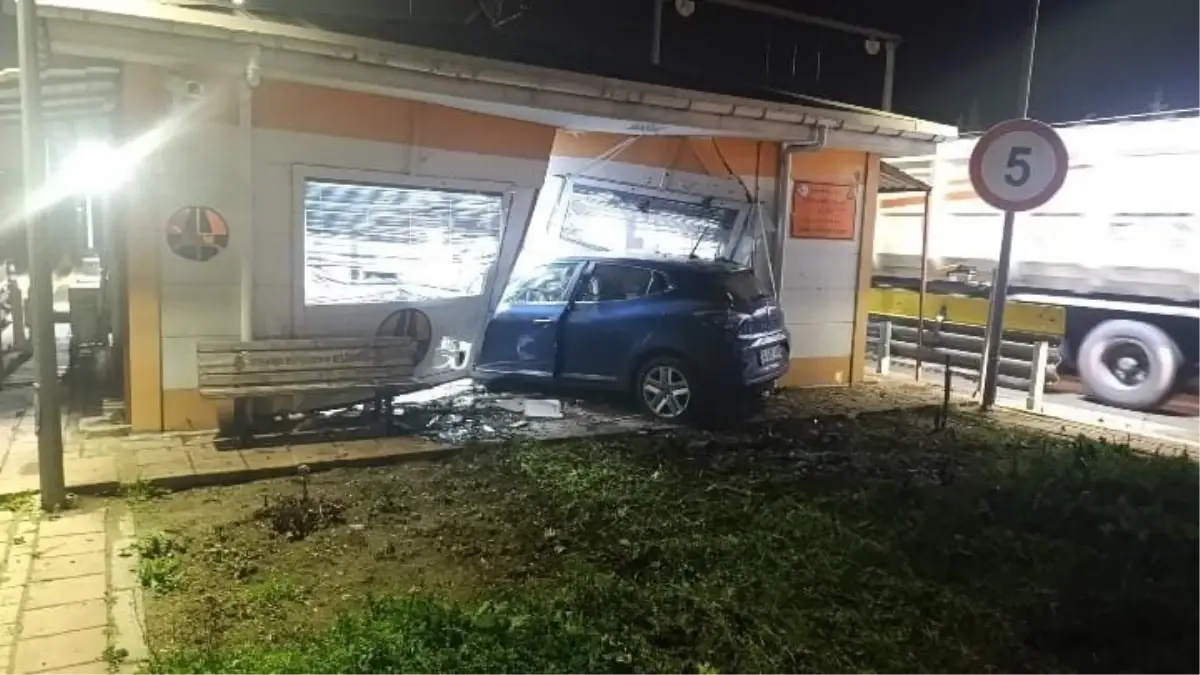 Silivri'de kantar binasına çarpan otomobilde bir kişi hayatını kaybetti