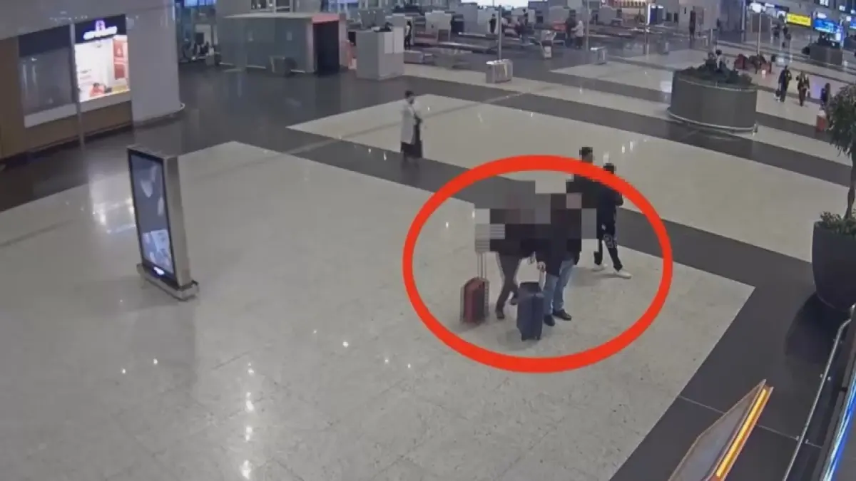 Şişli cinayetinin şüphelilerinin İstanbul Havalimanı'ında yakalandığı anların görüntüleri ortaya çıktı