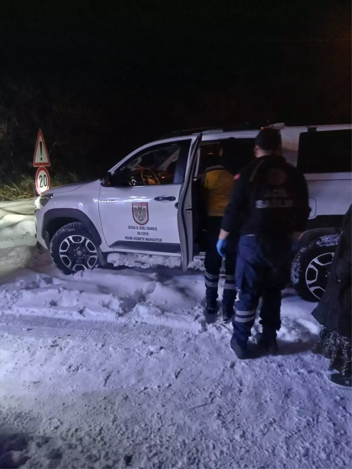Sivas'ta ekipler yolu kardan kapanan mezrada düşerek yaralanan kadın için seferber oldu