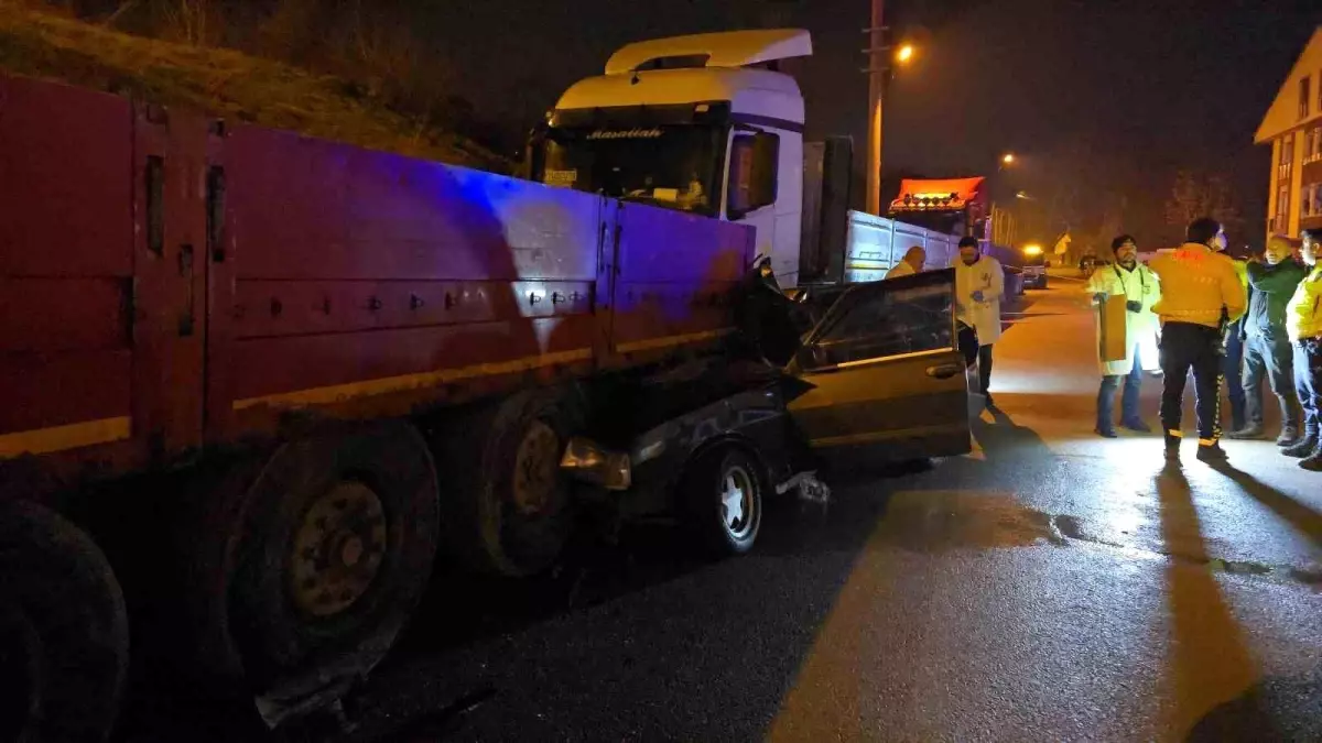 Tofaş Tır'a ok gibi saplandı: 1'i ağır 2 yaralı